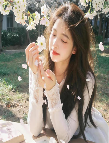 《重生皇后,争做后宫第一白莲花》叙事手法非主流解析：时间线安排与视角切换技巧探讨，在线播放